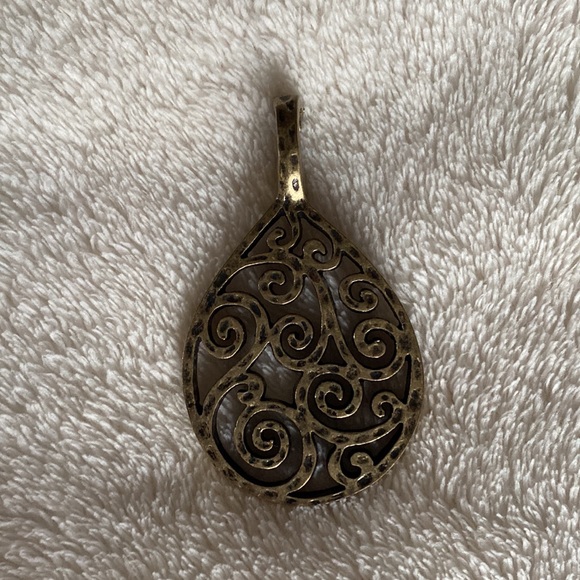 Premier Designs Statement hinged pendant - Picture 4 of 12